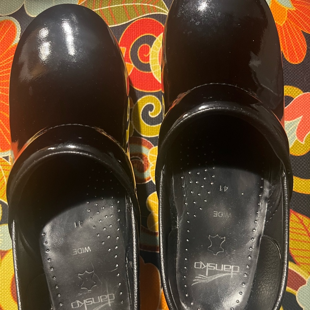 Dansko black patent leather closed-back clogs. Very good condition. Size 41 W